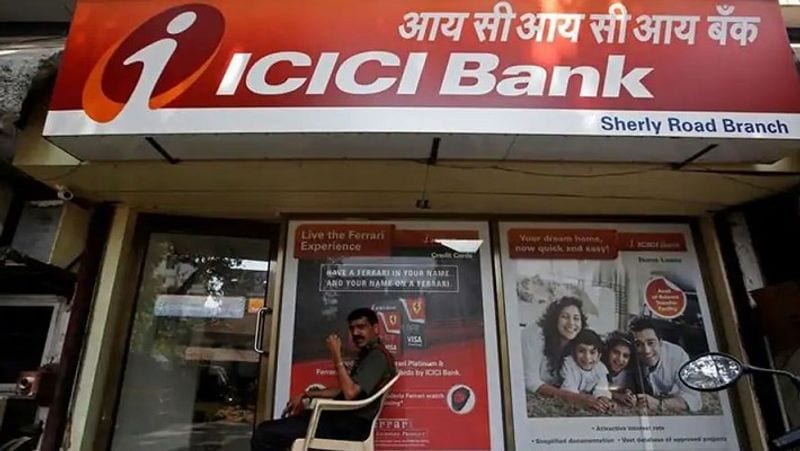 आईसीआईसीआई बैंक (ICICI Bank) में अकाउंट बंद कराने पर 30 दिनों के भीतर कोई शुल्क नहीं देना होता है। वहीं, 31वें दिन से लेकर 1 साल के भीतर खाता बंद कराने पर 500 रुपए का शुल्क देना पड़ता है। (फाइल फोटो)