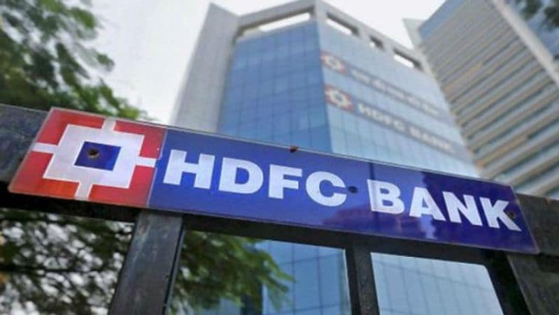 एचडीएफसी बैंक (HDFC Bank) में 14 दिन के भीतर और 1 साल के बाद अकाउंट बंद कराने पर कोई शुल्क नहीं देना होता है। हालांकि, 15वें दिन से 6 महीने के भीतर अकाउंट बंद कराने पर 1 हजार रुपए और छठे महीने से लेकर 12वें महीने तक अकाउंट बंद कराने पर 500 रुपए का शुल्क देना होगा। (फाइल फोटो)