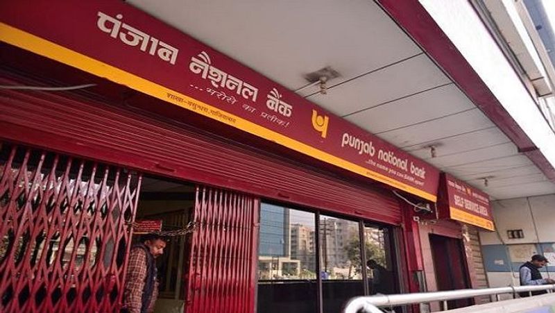 पंजाब नेशनल बैंक (PNB) में भी अकाउंट खोलने के बाद 14 दिन के भीतर उसे बंद कराने पर कोई चार्ज नहीं देना होगा। वहीं, 14 दिन से लेकर 1 साल के भीतर खाता बंद कराने पर चार्ज अलग-अलग अकाउंट के हिसाब से देना होता है। अगर रिकरिंग डिपॉजिट (RD) अकाउंट बंद करा रहे हैं तो 100 रुपए, बचत खाता (Saving Account) बंद कराने पर 300 रुपए और चालू खाता (Current Account) बंद कराने पर 600 रुपए बतौर शुल्क देना होता है। एक साल के बाद खाता बंद कराने पर कोई शुल्क नहीं देना पड़ता है। (फाइल फोटो)