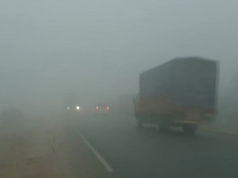 बिहार और झारखंड के कई इलाकों में घना कोहरा देखने को मिला। मुजफ्फरपुर जिले में कम विजिबिलिटी देखने को मिली है। इसके कारण सड़कों पर वाहन भी ठीक से नजर नहीं आए।
