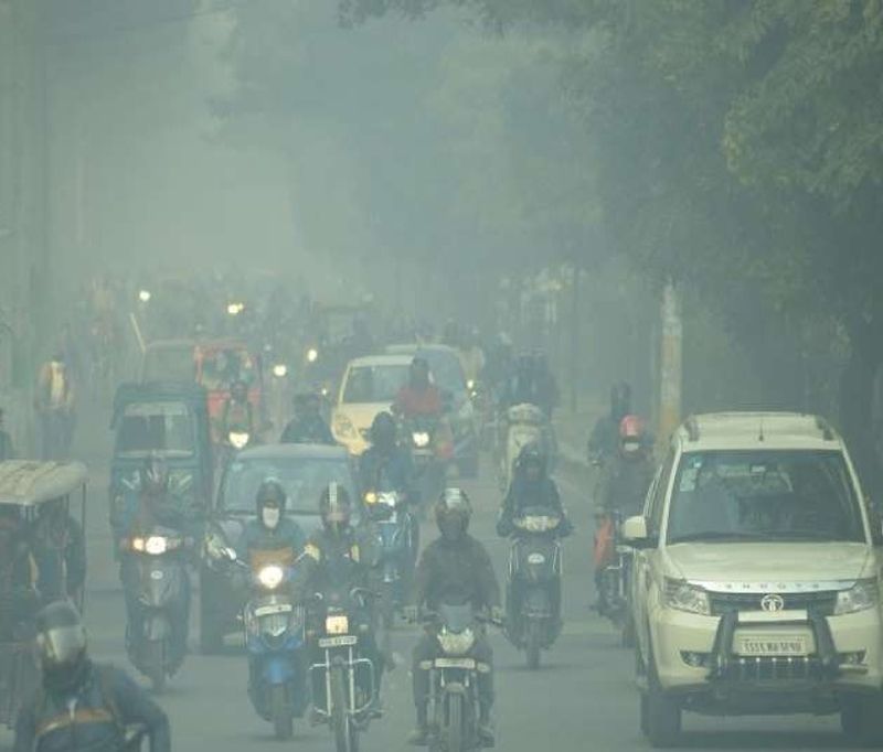 दिल्ली का न्यूनतम तापमान 7.2 डिग्री सेल्सियस तक दर्ज किया गया। अनुमान लगाया जा रहा है कि आने वाले पांच-छह दिन का तापमान 5 डिग्री सेल्सियस तक गिर सकता है। इसके अलावा बादल छाए रहेंगे और हल्का कोहरा बना रहेगा।