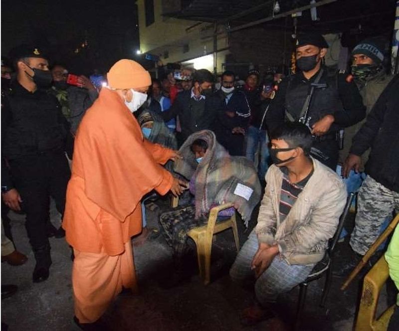 गोरखपुर पहुंचे यूपी के सीएम योगी आदित्यनाथ ने रैन बसेरों का निरीक्षण किया। इस दौरान कुशीनगर के खड्डा राजापुर निवासी लल्लन और बैजनाथ को अपने हाथों से कंबल ओढ़ाया।

