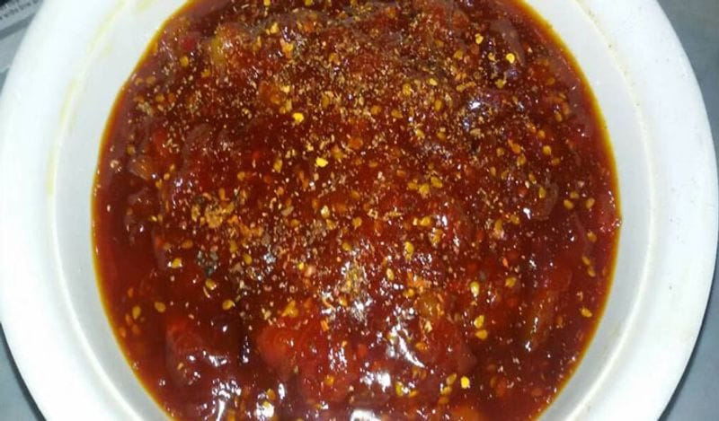 अब सारे मसाले डालने के 10 मिनट तक इसे बिना ढके पकाएं। इसे बीच बीच में चलाते रहना है। आप चाहें तो इसमें एक चम्मच मगज के बीज डाल दें। हालांकि ये ऑप्शनल है। 