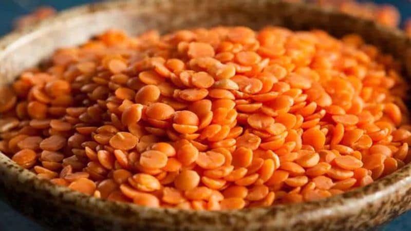 ಬೇಸಿಗೆ ಕಾಲದಲ್ಲಿ ಸೇವಿಸಬೇಕಾದ ಬೇಳೆಕಾಳುಗಳುಬೇಸಿಗೆ ಋತುವಿನಲ್ಲಿ ದೈನಂದಿನ ಆಹಾರಕ್ಕೆ ಹೆಸರು ಬೇಳೆ, ಕಾಳು ಮತ್ತು ಕೆಂಪು ಅಲಸಂಡೆಯನ್ನು ಸೇರಿಸಲು ಶಿಫಾರಸು ಮಾಡುತ್ತಾರೆ, ಏಕೆಂದರೆ ಅವು ಜೀರ್ಣಿಸಿಕೊಳ್ಳಲು ಸುಲಭ, ವಿಟಮಿನ್ ಗಳು ಮತ್ತು ಖನಿಜಗಳಿಂದ ಸಮೃದ್ಧವಾಗಿವೆ ಮತ್ತು ರೋಗನಿರೋಧಕ ವ್ಯವಸ್ಥೆಯನ್ನು ನಿರ್ಮಿಸಲು ಹೆಚ್ಚು ಪರಿಣಾಮಕಾರಿಯಾಗಿವೆ.