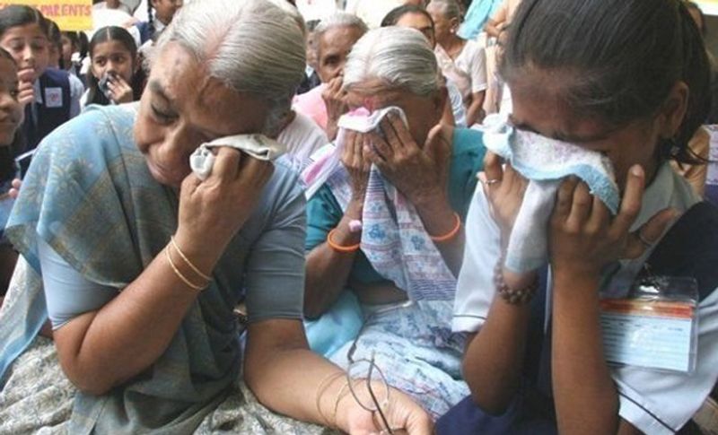 बता दें कि कार्तिक एल एंड टी कंपनी में एरिया मैनेजर था। 10 महीने पहले ही उसकी शादी हुई थी। जब हादसा हुआ तो घर पर उसके परिवार वाले उसे जन्मदिन की शुभाकामना देने के लिए फोन कर रहे थे। साथ ही पत्नी भी उसका बेसब्री से इंतजार कर रही थी। (प्रतीकात्मक फोटो)