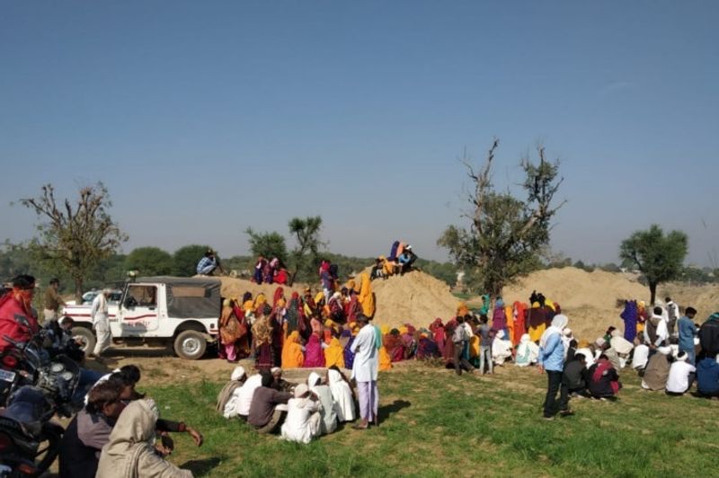 बताया जा रहा है कि यहां खेतों में करीब 5 साल से अवैध तरीके से बजरी खनन चल रहा है। फिलहाल पूरे मामले की जांच की जा रही है।
