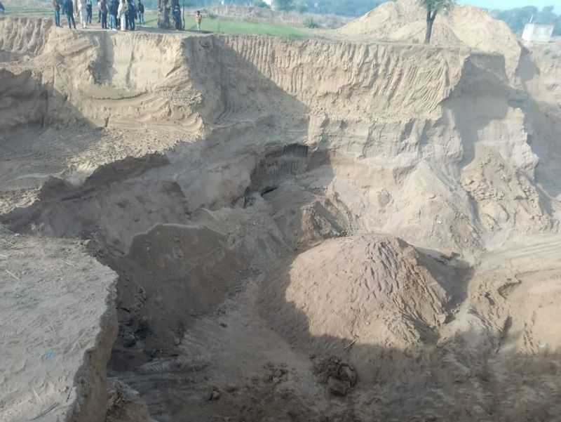 बांदीकुई के पास ढिगारिया भीम गांव में आज सुबह अवैध बजरी खनन का काम चल रहा था। मीडिया रिपोर्ट्स के मुताबिक जहां बाबूलाल मीणा और हरकेश प्रजापत मौजूद था। हरकेश अपने खेत में खुदाई करने से मना कर रहा था, इसी बात को लेकर दोनों बातचीत हो रही थी कि अचानक बजरी ढह गई। जिससे दोनों की मौत हो गई।
