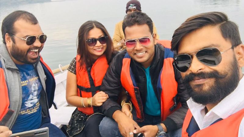 योगेश बताते हैं कि कोरोनाकाल में जब सारी दुनिया बदली है, तो टीवी-सिनेमा में भी चेंज लाजिमी है। वेब कंटेंट और स्ट्रांग हुआ है। इंडस्ट्री में कई अच्छे कलाकार फिल्मों में लीड मैटेरियल नहीं माने गए, उन्हें वेब में भरपूर मौका मिला। इसके लिए आउटडोर शूटिंग की डिमांड बढ़ी और भोपाल जैसे शहर प्रॉयोरिटी में आए।
(शूटिंग से फुर्सत के बाद बड़े तालाब में बोटिंग करते योगेश)