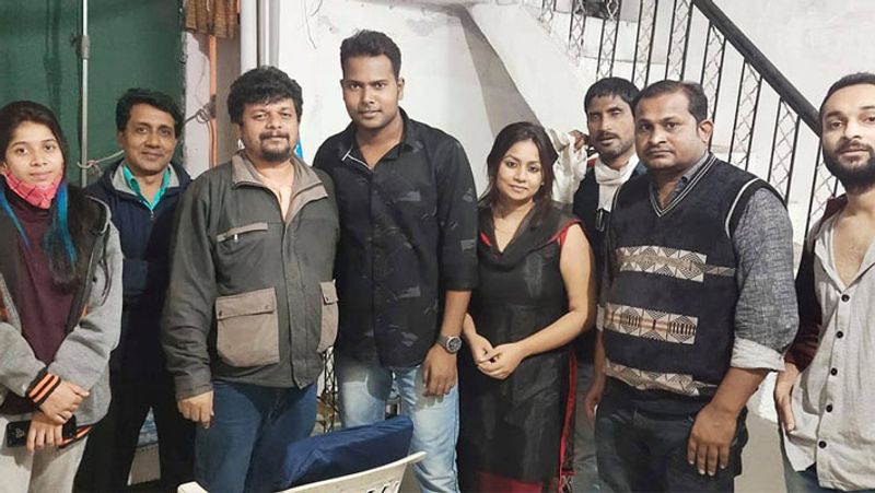 बता दें कि अनिल शर्मा इससे पहले भी भोपाल में कई क्राइम शो शूट कर चुके हैं। इस बार वे क्राइम स्टॉप के 10-12 एपिसोड शूट करने भोपाल आए थे। योगेश बताते हैं कि पिछली बार जब अनिल शर्मा यहां शूट करने आए थे, तब काफी अच्छा अनुभव रहा। यही बात रही कि वो दुबारा यूनिट लेकर यहां आए।
(बायें से अनिल शर्मा, योगेश परिहार और टीम)