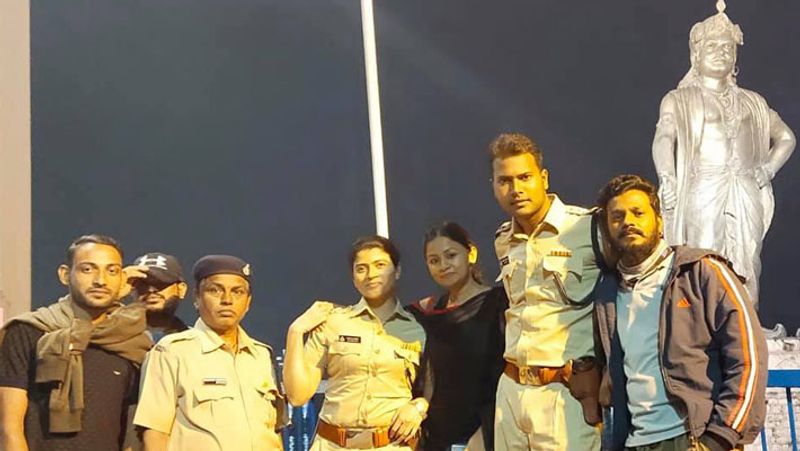 योगेश मानते हैं कि मुंबई की अपेक्षा भोपाल में उसी बजट में ज्यादा बेहतर परिणाम मिलता है। यहां लाइन प्रोड्यूसर अपना बेहतर काम कर रहे हैं। उनकी यही कोशिश होती है कि भोपाल में और काम आए।
(शूटिंग के बाद बड़ा तालाब पर फोटो खिंचवाते योगेश)
