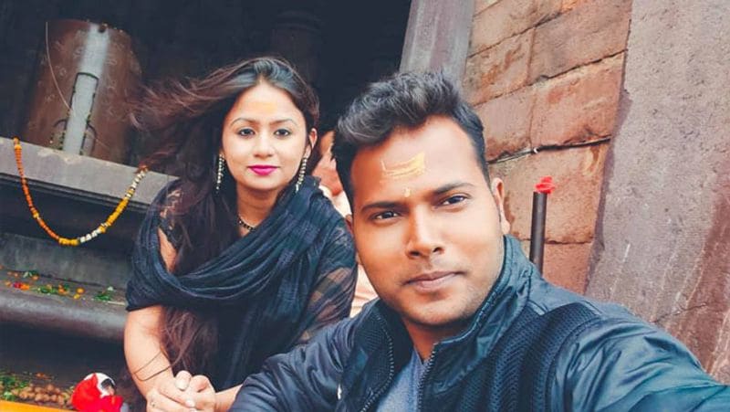 योगेश बताते हैं कि भोपाल के लिए एयर और ट्रेन कनेक्टिविटी अच्छी है। ठहरने से लेकर खाने-पीने तक की अच्छी सुविधाएं हैं। शूटिंग के लिए जरूरी साधन भी मिल जाते हैं।
(शूटिंग से फुर्सत निकालकर भोजपुर मंदिर दर्शन करने पहुंचे योगेश)