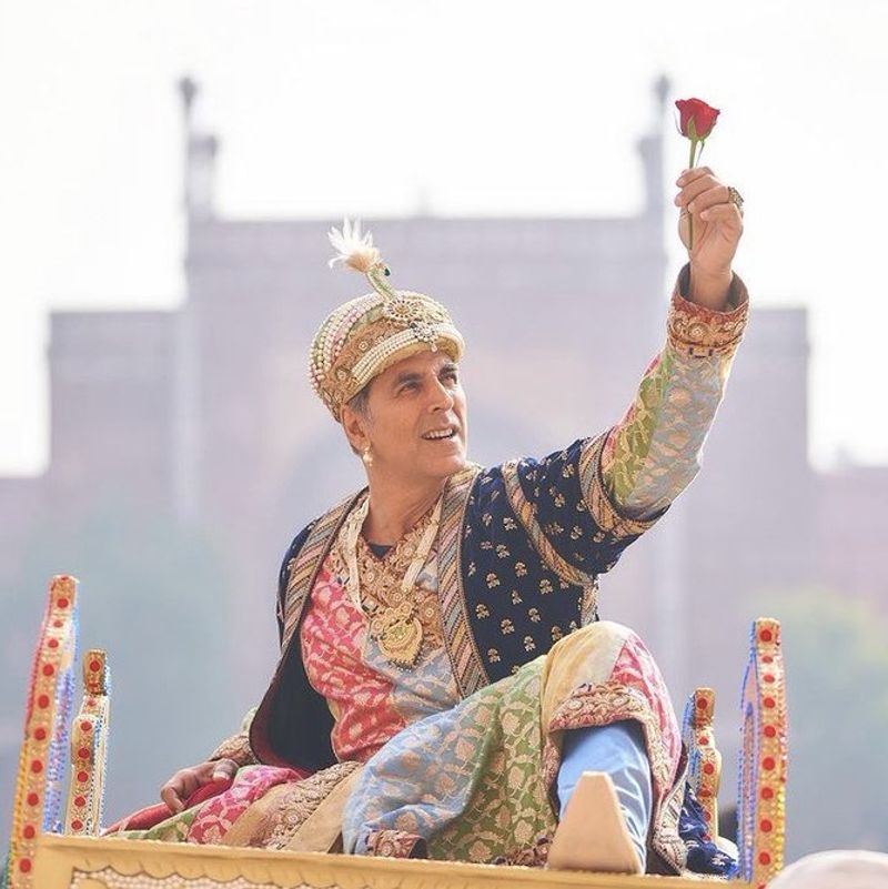 शूटिंग की कुछ तस्वीरें सोशल मीडिया पर वायरल हो रही है। जिसे लोग शेयर भी कर रहे हैं। 
