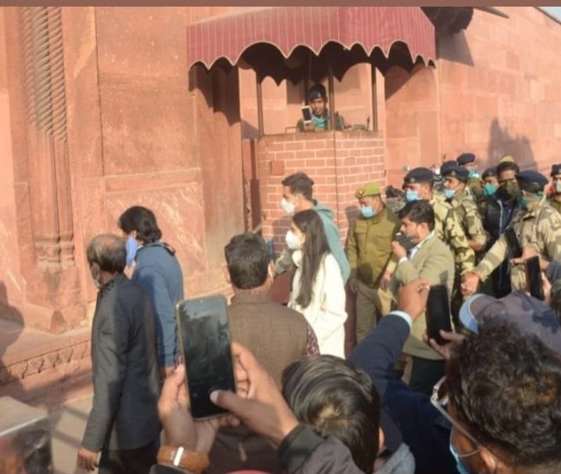बाउंसर व सुरक्षाकर्मियों ने प्रशंसकों को नजदीक नहीं जाने दे रहे थे। इसके लिए कुछ स्थानों पर रस्सी भी लगाई गई थी।
