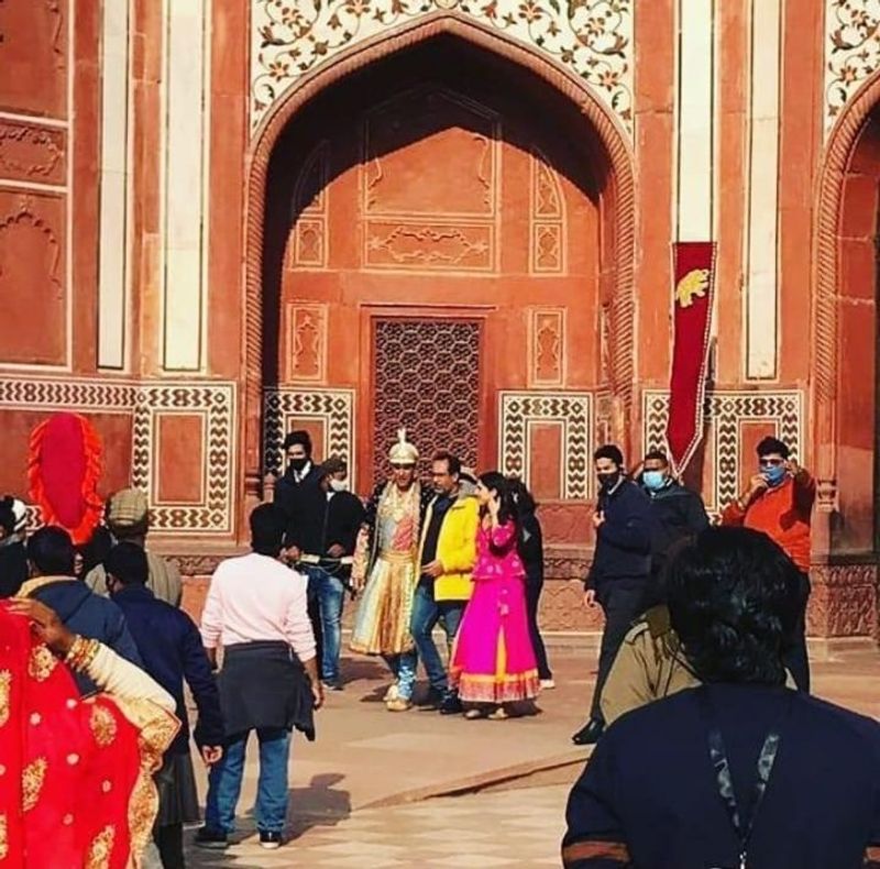 बॉलीवुड एक्टर अक्षय कुमार, एक्ट्रेस सारा अली खान के साथ सुबह 11 बजे ही ताजमहल पहुंचे थे।
