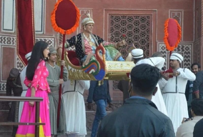 एक्टर अक्षय कुमार फिल्म अतरंगी रे की शूटिंग में भाग लेने आए हैं। इस फिल्म की शूटिंग को सारा अली खान भी आगरा आई हुई हैं। शूटिंग की शुरुआत ताजमहल में रायल गेट से हुई।
