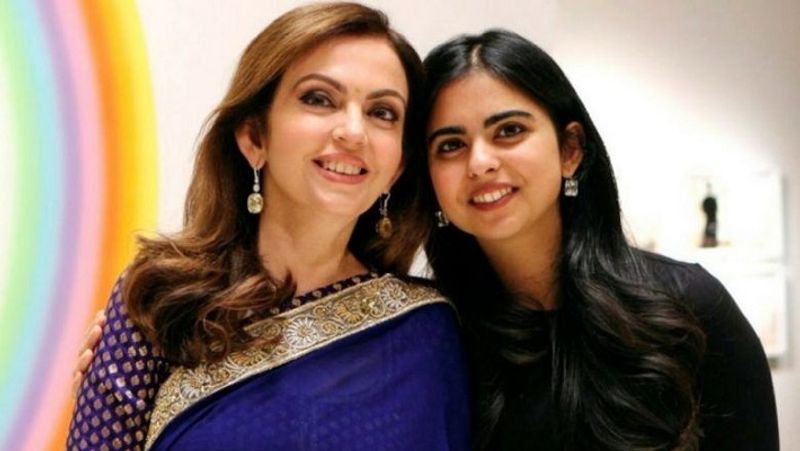ईशा अंबानी ने बताया था कि उनके और भाई आकाश के जन्म के बाद उनकी मां घर पर रहना चाहती थीं, लेकिन हमारे 5 साल के होने के बाद उन्हें काम पर लौटना पड़ा।