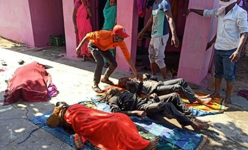 दरअसल, यह खौफनाक वारदात दुर्ग-रायपुर से सटे खुड़मुड़ा गांव की है। जहां घर के बाड़े में पानी की टंकी में तीन शव मिले हैं। जबकि एक शव घर में ही मिला है। घटना के बाद मौके पर पहुंची पुलिस ने चारों शवों को कब्जे में लेकर जांच शुरू कर दी है। चारों की पहचान घर का मुखिया बालाराम (65) उसकी पत्नी दुलारी (60), बेटा रोहित, बहू कीर्ति (28) और 11 साल का नाती दुर्गेश के रुप में हुई है। बच्चा जिंद बच गया है, जिसको जिला अस्पताल में भर्ती करा दिया गया है।
