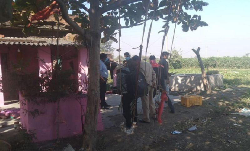 गांव के लोगों ने बताया कि बालाराम गांव से करीब एक किलोमीटर दूर अपने खेत में घर बनाकर रहता था। जिसके परिवार में बेटा-बहू और एक नाती और तीन नातिन हैं। उनकी किसी ने ऐसी दुश्मनी नहीं थी कि हत्या हो जाए। वह बहुत ही सीधे-साधे लोग थे। जब सुबह गांव के लोग वहां से निकले तो बहू कीर्ति का खून से लथपथ शव बाड़े में पड़ा था। इसके बाद घर का दरवाजा खोलकर देखा तो तीन शव और दिखाई दिए।
