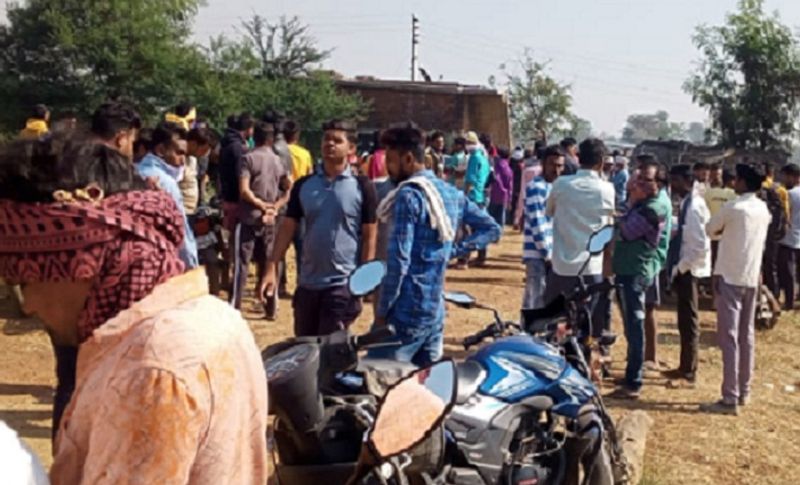 अब इस परिवार में नाति और तीन नातिन जिंदा हैं। बता दें कि घटना के वक्त तीनों बच्चियां सो रही थीं, वहीं नाती को दरिंदों ने इतनी बेरहमी से मारा था कि उसके सिर और गर्दन से खून बह रहा था। मासूम का चेहर देखकर भी उनको दया नहीं आई।
