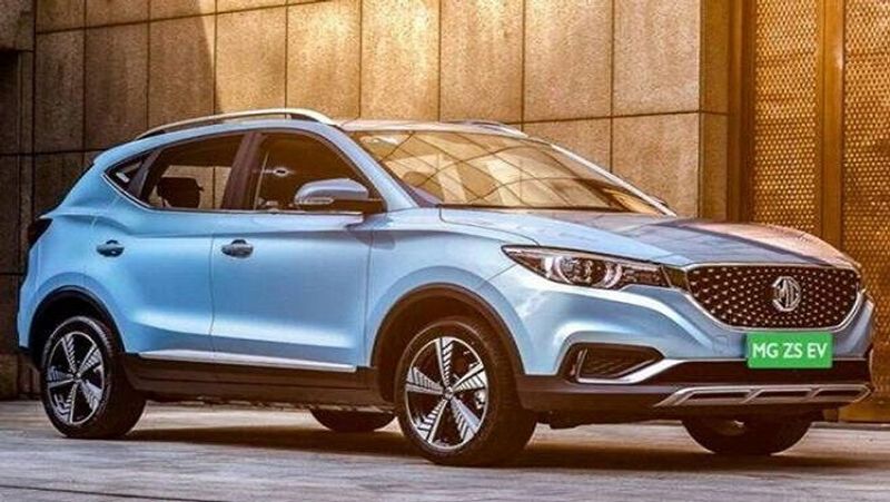 एमजी मोटर्स (MG Motors) ने इस साल अपनी ऑल इलेक्ट्रिक लॉन्ग रेंज SUV MG ZS EV को जनवरी 2020 में लॉन्च किया था। इस कार की एक्स शोरूम कीमत 20.88 लाख रुपए से शुरू होती है। MG ZS EV सिंगल चार्ज पर 340 किमी तक की दूरी तय कर सकती है। यह सिर्फ 8.5 सेकंड में 0-100 kmph की स्पीड पकड़ लेती है। MG ZS EV की इलेक्ट्रिक मोटर 141 hp पावर और 353 Nm का पीक टॉर्क जनरेट करती है। इसका बैटरी पैक 44.5 kWh का है, जो 50 kW फास्ट चार्जर से 40 मिनट के अंदर 80 फीसदी तक चार्ज हो सकता है। 7 kW वाले चार्जर से MG ZS EV 7 घंटे के अंदर फुल चार्ज हो जाती है।