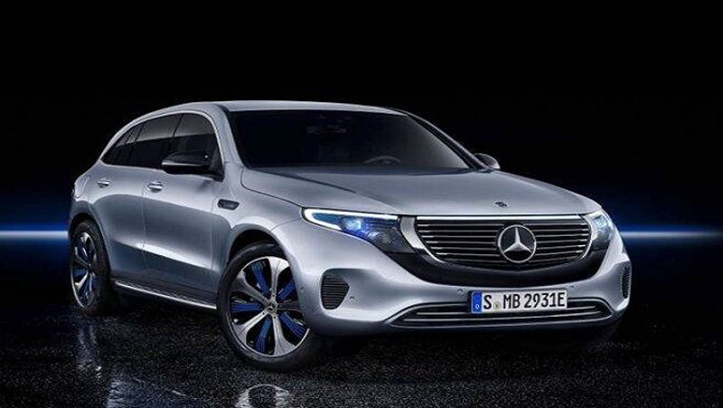 मर्सडीज बेंज की Mercedes-Benz EQC को इसी साल अक्टूबर में भारत में लॉन्च किया गया था। इसकी एक्स शोरूम कीमत 99.30 लाख रुपए है। यह इंट्रोडक्टरी प्राइस इलेक्ट्रिक एसयूवी की पहली 50 यूनिट्स के लिए थी। Mercedes-Benz EQC में 80 kWh लीथियम आयन बैटरी पैक है। पूरी तरह चार्ज होने पर कार 445-471 किमी तक की दूरी तय कर सकती है। इस इलेक्ट्रिक एसयूवी में दो इलेक्ट्रिक मोटर हैं। दोनों का कम्बाइंड आउटपुट 408hp है। यह कार सिर्फ 5.1 सेकंड में 0-100 किमी की स्पीड पकड़ सकती है। इसकी टॉप स्पीड 180 किलोमीटर प्रति घंटा है। Mercedes-Benz EQC की बैटरी स्टैंडर्ड 15A डोमेस्टिक पावर सप्लाई के जरिए फुल चार्ज होने में 21 घंटे लेती है। वहीं, 7.5kW के वॉल बॉक्स चार्जर की मदद से कार 10 घंटे से भी कम समय में फुल चार्ज हो जाती है। 110kW DC फास्ट चार्जर की मदद से यह सिर्फ 90 मिनट में फुल चार्ज होती है।