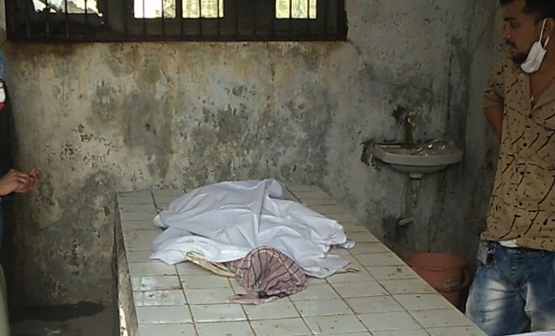हादसा इतना मार्मिक देखने वालों ने बंद कर लीं आंखे
बता दें कि जिस दौरान बच्ची ऑटो से नीचे गिर उस दौरान ऑटो की स्पीड तेज थी। मासूम गिरते ही पहिए के नीचे आ गई और दबन से मौत हो गई। वहीं जब दादी ने छलांग लगाई तो वह सिर के भर सड़क पर गिरी जिससे उनकी भी मौत हो गई। दोनों के गिरते ही सड़क खून से लाल हो गई, सीन इतना मार्मिक था कि देखने वालों ने आंखें बंद कर लीं।
