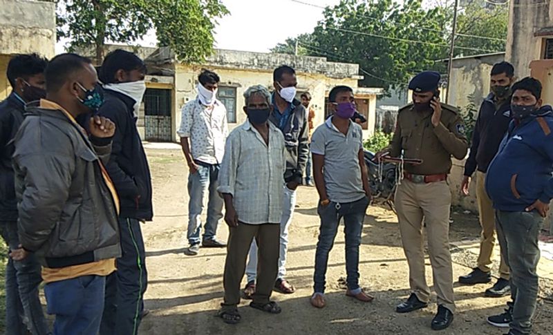 दादी-पोती एक दुनिया को कह गईं अलविदा
मासूम बच्ची दिव्या अपने माता-पिता की इकलौती संतान थी। मां-बाप को जब हादसे की जानकारी लगी तो वह यह खबर सुनते ही चीखने लगे। मासूम की मां बोली-दादी-पोती एक दूसरे से बेहद प्यार करती थीं। वह अक्सर साथ बाहर जाती थीं। लेकिन दोनों एक साथ दुनिया को छोड़कर चले गए।