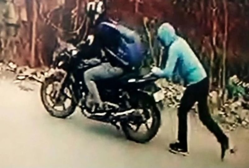 पुलिस के मुताबिक वारदात के बाद खेरिया मोड़ से जगनेर रोड पर लगे सीसीटीवी कैमरे में बाइक सवार दो बदमाश नजर आए थे। जिसमें एक का चेहरा कुछ साफ नजर आ रहा था। जांच के दौरान पुलिस ने उसकी पहचान खंदारी निवासी सनी जाटव के रूप में हुई। उसका मोबाइल नंबर मिल गया। इस पर उसकी कॉल डिटेल चेक की। इसमें खंदारी निवासी ठाकुरदास का नंबर मिला। 