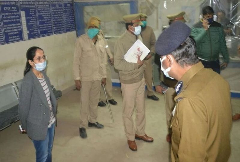 पुलिस के मुताबिक पूछताछ में पता चला कि ठाकुरदास, रंजीत, बंटी जाटव और सनी ने रेकी की थी। इसके बाद सभी बैंक लूटने पहुंचे। मगर, उस समय वहां बीएसएनएल के कर्मचारी काम कर रहे थे। बैंक के गेट पर उनके पहुंचते ही पुनीत ने उन्हें इशारा करके भगा दिया। इसके बाद मंगलवार को सभी वहां पहुंचे। 