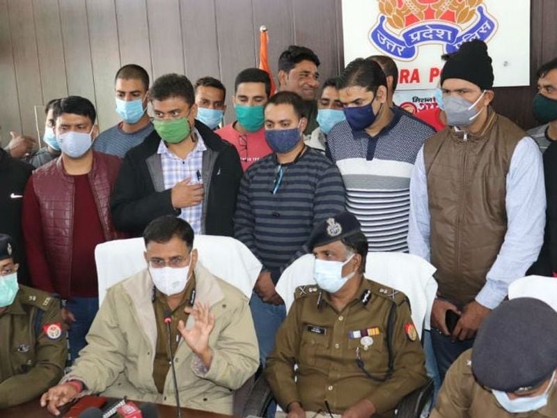 पुलिस ने आज पुनीत कुमार उर्फ पीके, रंजीत पुत्र हजारीलाल, ठाकुरदास पुत्र बनवारी लाल, नीरज पत्नी मनोहर, रंजनी पत्नी ठाकुरदास निवासी खंदारी को गिरफ्तार किया है। सनी उर्फ सिद्धार्थ पुत्र ठाकुर सिंह निवासी नरीपुरा थाना शाहगंज, बंटी जाटव पुत्र महेश निवासी खंदारी, नरेंद्र कुमार पुत्र बनवारी लाल निवासी खंदारी, तेज सिंह निवासी ग्राम नगला प्रताप फरार हैं। 
