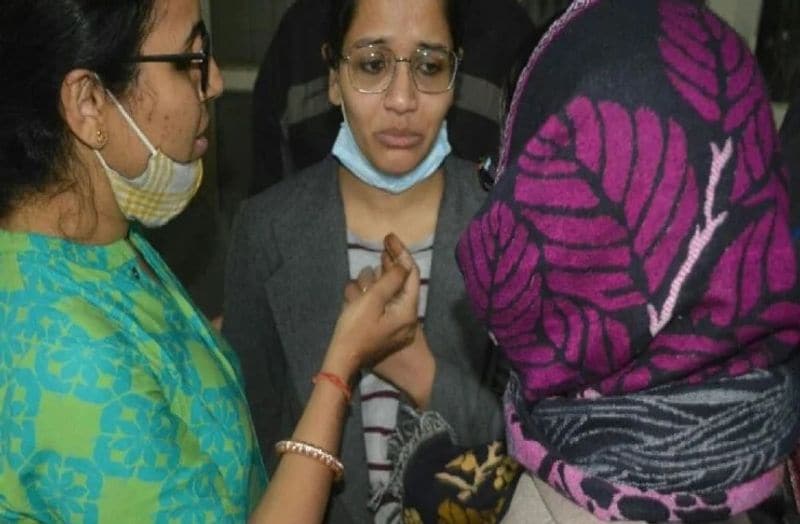 पुलिस के अनुसार पुनीत पहले ही बैंक का गेट खोलकर चला गया था। अंदर घुसकर उन्होंने कैश लूट लिया। इसके बाद रोहता से होकर शमसाबाद रोड पर पहुंचे। वहां से वे अलग-अलग चले गए। ठाकुरदास ने दस लाख रुपये अन्य साथियों को बांट दिए। बचे हुई पूरी रकम खुद रख ली थी। इसमें से बाद में बंटवारा होता। लेकिन, इसके पहले ही पुलिस ने भंडाफोड़ कर दिया।
