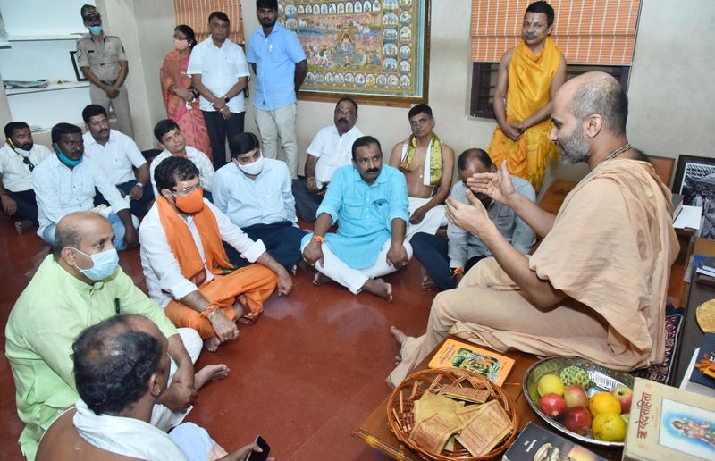 bjp secretary CT Ravi Visits sri krishna mutt udupi rbj