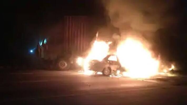 Fire breaks out in car after hitting truck on Agra Expressway, five people burnt alive, people watching ASA Fire breaks out in car after hitting truck on Agra Expressway, five people burnt alive, people watching ASA