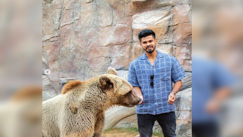 इस दौरान श्रेयस दुबई के फार्म पार्क (fame park) पहुंचे जहां उन्होंने खतरनाक जानवरों के बीच समय बिताया। इसकी तस्वीरें उन्होंने अपने इंस्टाग्राम अकाउंट पर भी शेयर की है।