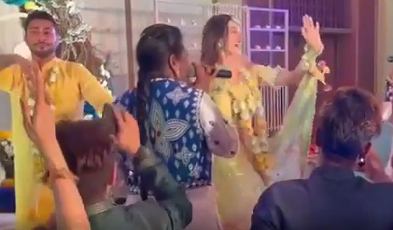गौरतलब है कि गौहर और जैद की उम्र में 11 साल का फासला है। अपने रिलेशनशिप को ऑफिशियल करने के बाद दोनों मिनी हॉलीडे पर दुबई भी गए थे। अब इनका निकाह 25 दिसंबर को क्रिसमस के मौके पर होगा। 