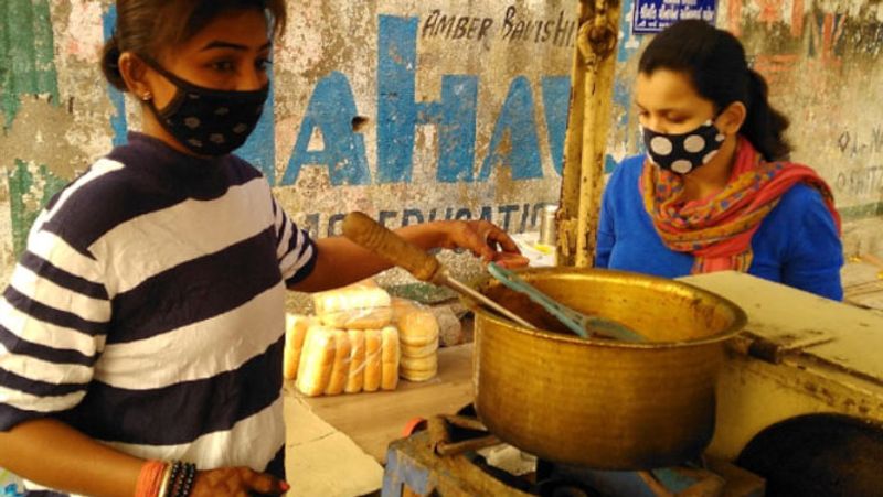 रुखसाना ने 2018 में टी स्टॉल खोला था। शुरुआत आधा लीटर दूध की चाय से हुई। अब रोज 10 लीटर दूध की चाय बनाकर बेचती हैं। रुखसाना शाम 5.30 बजे स्टॉल खोलती हैं और रात 9 बजे बंद। इतने कम समय में वे अच्छा-खासा कमा लेती हैं। रुखसाना आगे चलकर एक शानदार दुकान खोलना चाहती हैं। आगे पढ़ें-लॉकडाउन में नौकरी जाने के बाद मालूम चला कि 'अरे...ये तो लाखों का आदमी है'