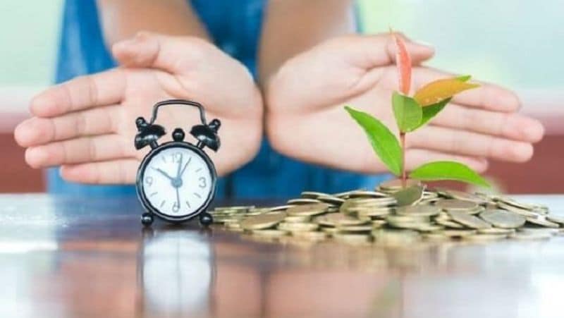 अगर कोई 35 साल की उम्र से निवेश शुरू करता है, तो हर महीने 5 हजार रुपए के निवेश और अनुमानित रिटर्न 8 फीसदी सालाना होने पर 25 साल में कुल निवेश 15 लाख रुपए होगा। इस सिस्टमैटिक इन्वेस्टमेंट प्लान (SIP) की कुल वैल्यू 48 लाख रुपए होगी। इसमें फायदा 33 लाख रुपए का होगा। (फाइल फोटो)