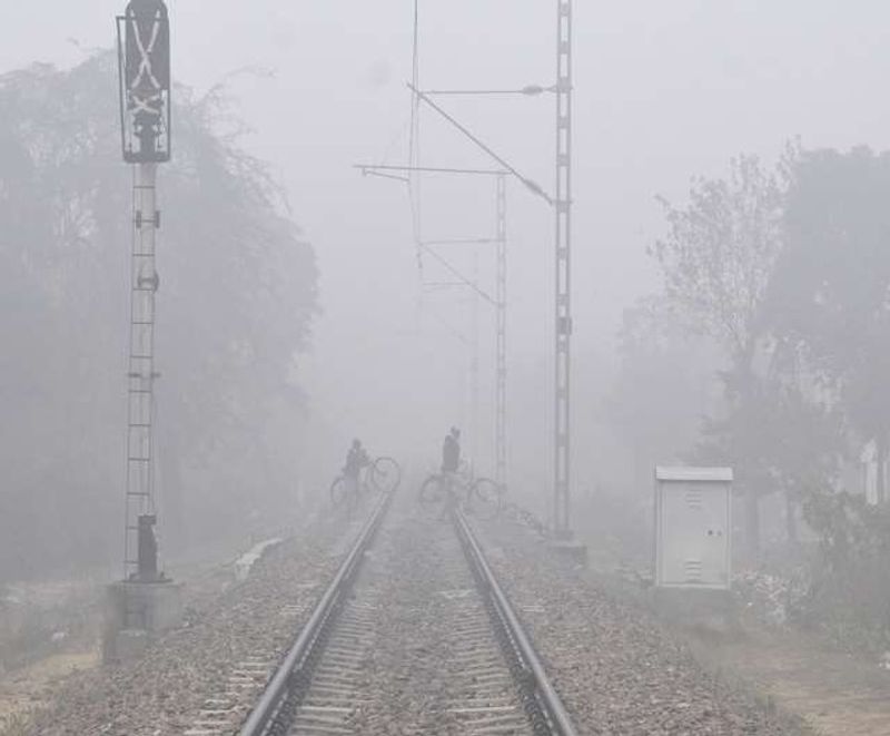 यूपी में ठंड के साथ सुबह-शाम कोहरा छा रहा है। अगले कुछ दिनों में फिर से पारा नीचे गिरेगा। जौनपुर, कानपुर, बरेली, वाराणसी में भी शीत लहर का प्रकोप रहा।
