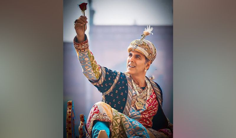 इससे पहले सारा अली खान ने अपने इंस्टाग्राम अकाउंट पर अक्षय की हाथ गुलाब लिए पोज देते फोटो शेयर की थी, जिसे शेयर करने के साथ ही उन्होंने कैप्शन लिखा था, 'क्योंकि इंद्र धनुष से ज्यादा अतरंगी नहीं हो सकता। ये शाहजहां नहीं मिस्टर कुमार हैं।'