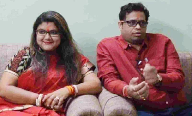 वहीं पति के तलाक देने पर मीडिया ने जब पत्नी सुजाता मंडल खान से बात की। उन्होंने कहा कि सौमित्र पता नहीं किसी बातों में आकर ऐसी बातें कर रहे हैं। कभी ऐसा हुआ कि पति-पत्नी के अलग-अलग राजनीतिक पार्टियों में जाने से उनका सात जन्मों का रिश्ता खराब हुआ है। देश में कई ऐसे उदाहरण हैं जहां पति-पत्नी तो क्या मां-बेटे विचार धारा को लेकर अलग रहते हैं। लेकिन उनके प्यार में कभी कोई कमी नहीं आई।
