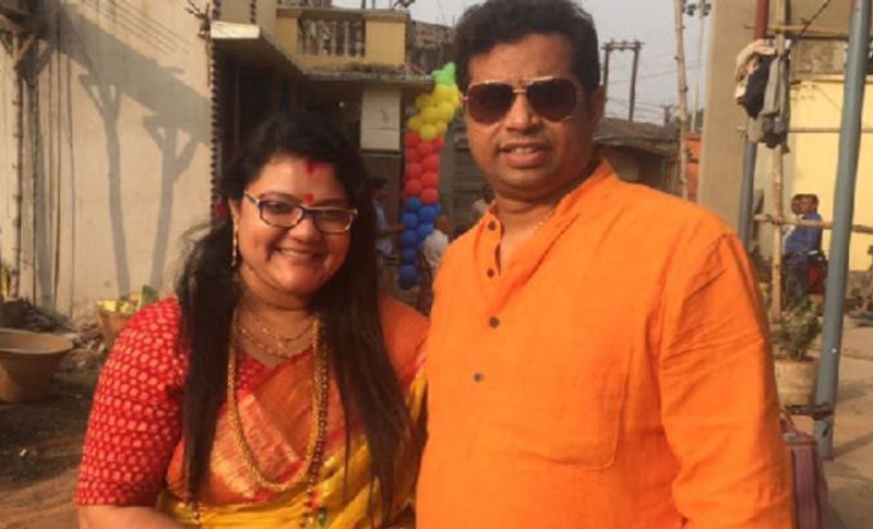 सुजाता ने कहा कि वह सौमित्र को आखिर सांस तक अपना पति मानती रहेंगी। क्योंकि पति-पत्नी का रिश्ता किसी कागज पर नहीं टिका होता है। मैंने कभी भी सौमित्र का बुरा नहीं चाहा है और ना ही चाहूंगी। मुझे अपनी पत्नी मानें या ना मानें मैं तो उनकी जिंदगी भर अपना सुहाग मानती रहूंगी। उनके नाम का मंगलसूत्र और सिंदूर माथे पर लगाती रहूंगी। मेरी हर सांस में उनका नाम लिखा है।

