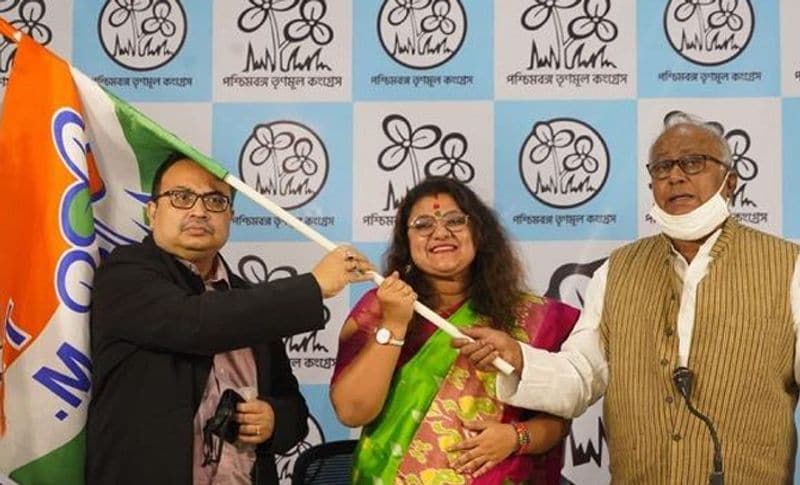 सोमवार को टीएमसी में शामिल होने के बाद सुजाता मंडल ने कई परिवार का उदाहरण देते हुए कहा कि हम बंगाल की बात करें तो बीजेपी के जो राष्ट्रीय उपाध्यक्ष हैं मुकुल रॉय थे तो उनका बेटा टीएमसी में था। जब बाप-बेटे के रिश्ते में दरार नहीं आई तो पति-पत्नी में क्या आएगी। इसके अलावा हाल ही में शुभेंदु अधिकारी भाजपा में शामिल हुए हैं, जबकि उनके पिता और अन्य परिवार टीएमसी के लिए काम कर रहे हैं। वहीं देश के अन्य ऐसे कई राजनेता हैं जिनके एक घर से कई पार्टियां संचालित होती हैं।