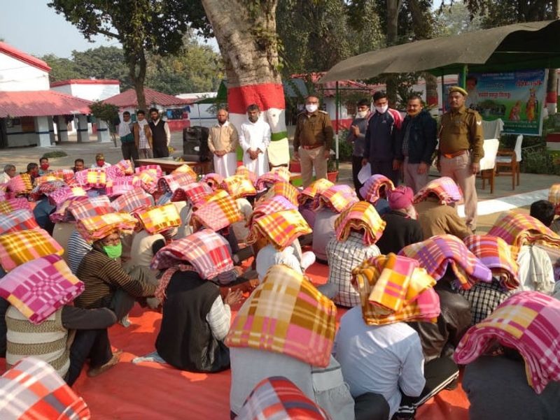 अनुयायियों ने बंदियों और कैदियों के बीच कुल 75 कंबल बांटे गए। वहीं, जेल के अंदर बांटे गए कंबल का प्रेस नोट और फोटो जारी कर दिया, जिसकी जानकारी सोशल मीडियाा के माध्ययम से शाहजहांपुर में रहने वाली पीड़िता के पिता को हुई, तो उन्होंने ऐतराज जताया।

