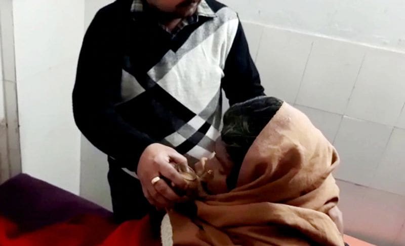 मछुआरों ने बताया कि वह शनिवार को 5 से 7 लोगों के साथ गंगा नदी किनारे मछली पकड़ रहे थे। इसी दौरान उनकी नजर उस पानी पर पड़ी जहां हिलौरे खा रहा था। जब उन्होंने ध्यान से देखा तो वहां पर एक अधेड़ उम्र की महिला तैरती दिख रही थी। पहले तो कुछ लोगों ने कहा कि वह मर गई है, उसको निकालने का कोई फायदा नहीं है। लेकिन पास गए तो सांसे चल रहीं थी। इसके बाद तैराकी टीम की मदद से उसे बाहर निकाल लिया और उसे जिंदा बचाया। 
