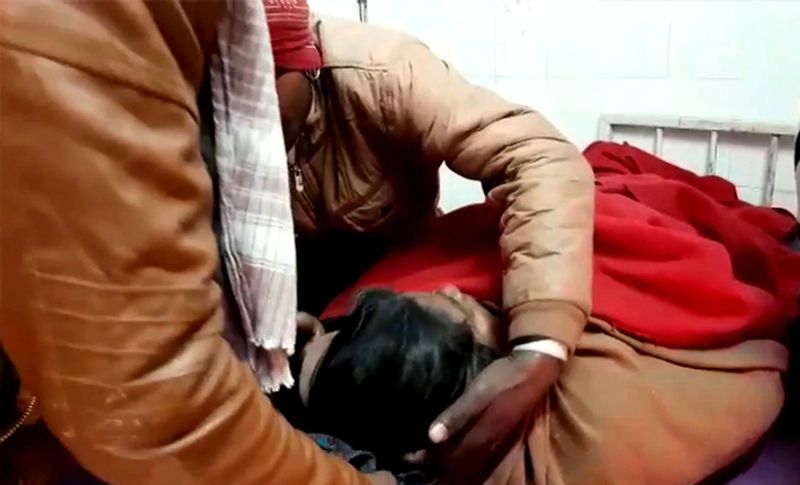 जानकारी के मुताबिक, महिला का नाम अनिता देवी है और वह राघोपुर दियारा गांव की रहने वाली है। होश आने पर उसने बताया कि वह शुक्रवार शाम को गंगा नदी पर बने पीपा पुल से एक ऑटो में सवार होकर अपने रिश्तेदार के यहां जा रही थी। इसी दौरान उसे चक्कर आने लगे तो वह ऑटो से उतर गई और पुल पर बैठ गई। जिसके बाद वो बेहोश होकर पुल से पानी मे गिर गई।
