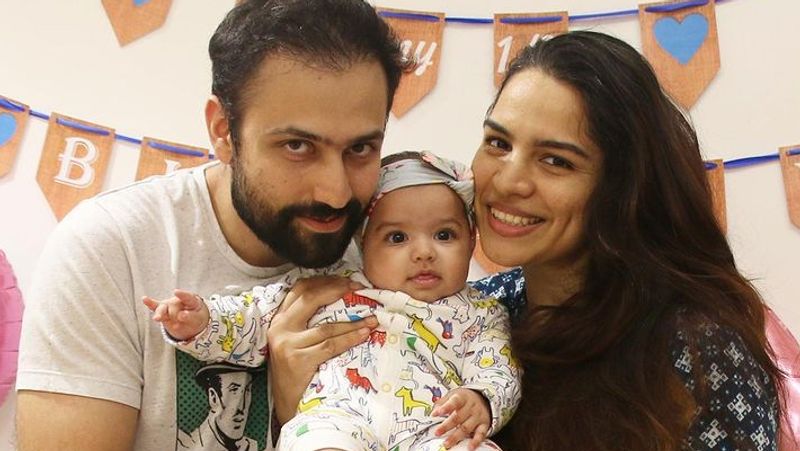 बेटी के 6 महीने की होने पर शिखा ने इंस्टाग्राम पर लंबी-चौड़ी पोस्ट शेयर की थी। उन्होंने लिखा था- टाइम कैसे बीत गया पता ही नहीं चला और बेटी 6 महीने की हो गई। 