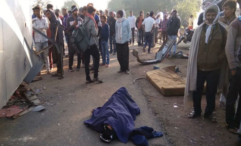 हादसे की जानकारी लगते ही मौके पर पुलिस पहुंची। गढ़ाकोटा टीआई प्रशांत मिश्रा ने बताया कि हादसा बहुत ही दर्दनाक था। जैसे ही हमारी टीम पहुंची तो बस के अंदर से चीख-पुकार मची हुई ती। टक्कर होने के चलते बस का अगला गेट लॉक हो गया था। जिसके चलते सवारी बाहर नहीं निकल पा रही थी। गैस कटर व जेसीबी से बस की बॉडी काटकर शव और घायलों को निकाला गया। इसके अलावा बस की सारी खिड़कियां तोड़ दी गईं, तब कहीं जाकर सवारी निकल पाई।
