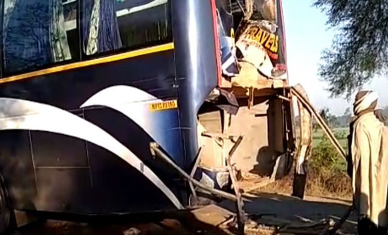 हादसा इतना भयानक था कि बस के अगले और पिछले हिस्से के परखच्चे उड़ गए। इस तस्वीर को देखकरअंदाजा लगाया जा सकता है।