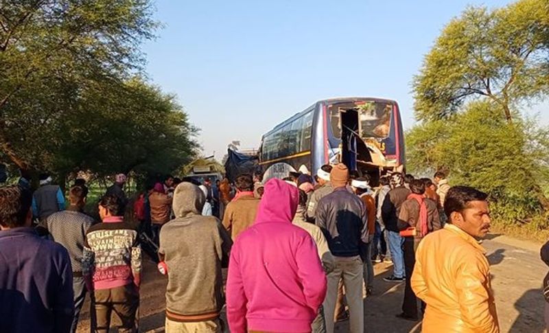 इस एक्सीडेंट में बनारस से सूरत जा रहे 35 वर्षीय माखन यादव, रीवा के सेनुआ निवासी ज्ञान पाल सिंह व 23 वर्षीय सुंदर खेरवार की मौके पर ही मौत हो गई। देखते ही देखते घटना स्थल पर आसपास के लोगों की भीड़ जमा हो गई। देखने वाले बोले-जो जिंदा बचे वह बहुत किस्मत वाले थे, जो मौत के मुंह से बाहर आ गए।