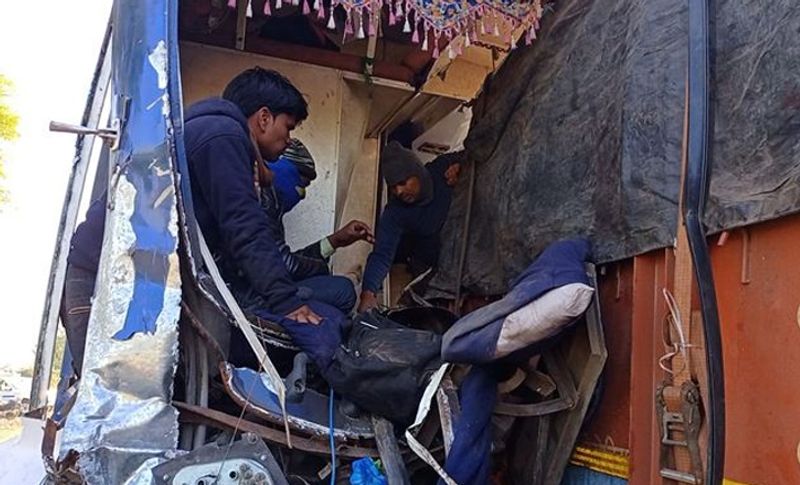 हादसे का सीन इतना भयानक था कि कई लोग खून से लथपथ थे। किसी के सिर तो किसी के हाथ से खून टपक रहा था। पुलिस का कहना है कि हादसे में मरने वालों की संख्या बढ़ सकती है, क्योंकि कई लोगों की हालत गंभीर रुप से खराब है। आनन-फानन में घायलों को पहले पहले सामुदायिक स्वास्थ्य केन्द्र ले जाया गया। जब उनकी हालत में सुधार नहीं हुआ तो उनको सागर रेफर किया गया है।